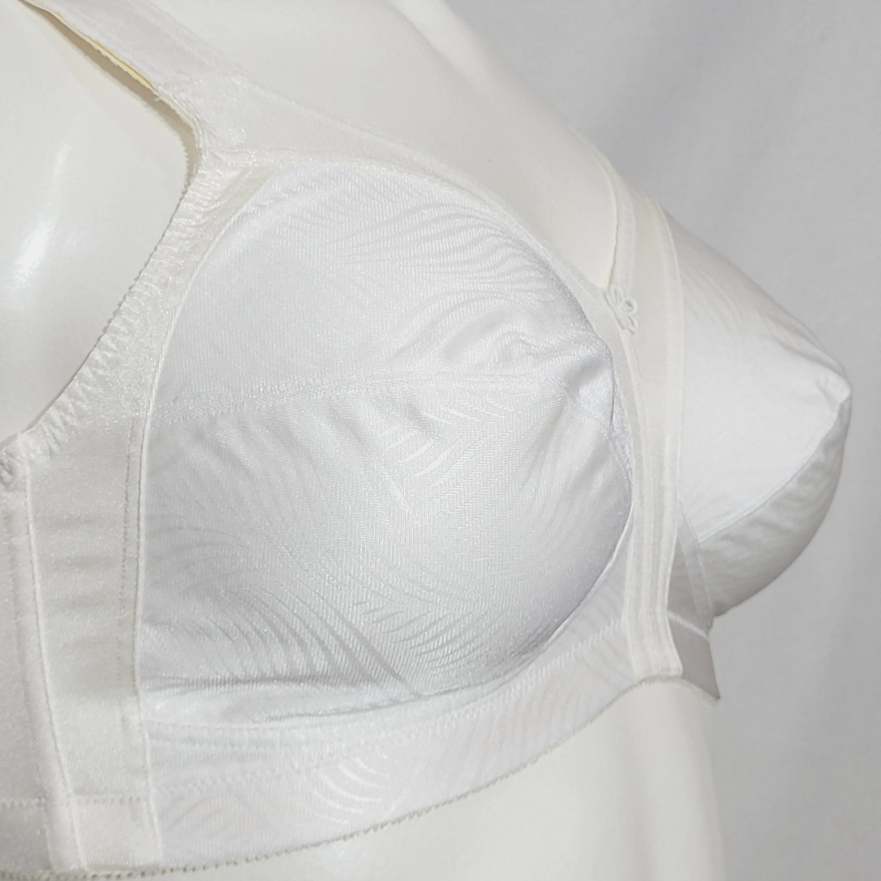 Exquisite Form 2558 Jacquard Satin Divided Cup Wire Free Bra 38D White NWOT